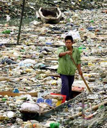 En nuestros arroyos se acumula así la basura flotante después de las lluvias que limpian las márgenes contaminadas por la población más inculta como si no tuviera conciencia ambiental.