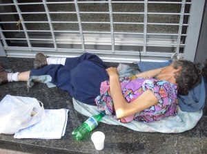 Mujeres de todas las edades a la deriva, duermen en la calle sin otra oportunidad.