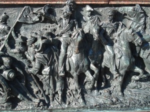 El amplio friso rememora aspectos dela batalla de Maipu, que motivó el monumento.