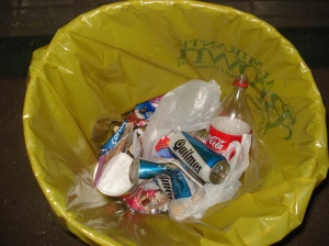 El contenido de basura de algunos tarros, si bien escaso, podría indicar que hay personas que sí se ocupan de arrojar sus desperdicios donde corresponde.